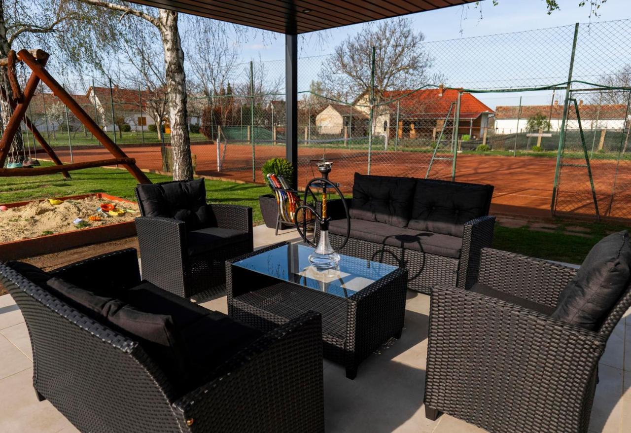 Tennis Guesthouse Ordacsehi Buitenkant foto